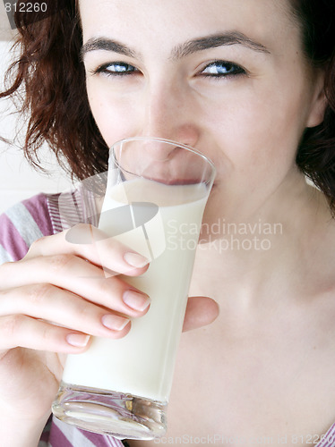 Image of Young people eating milk with cereals