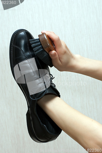 Image of Polishing men's boot