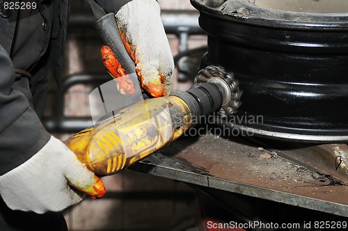 Image of cleaning a car wheel disc 