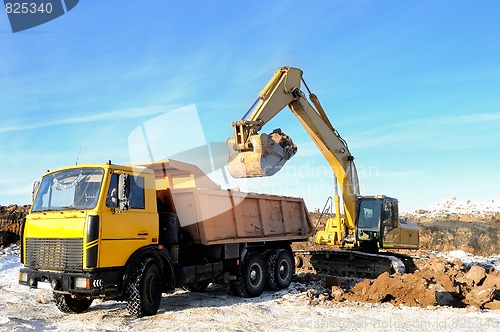 Image of loader excavator and rear-end tipper