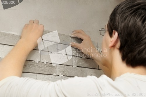 Image of worker tiler at work