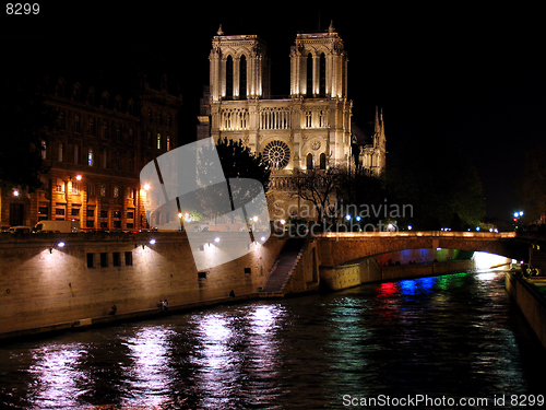 Image of Notre Dame De Paris by night