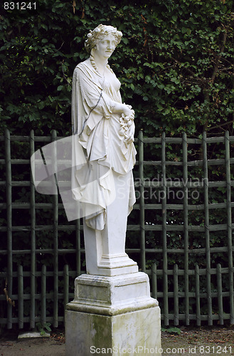 Image of white statue4