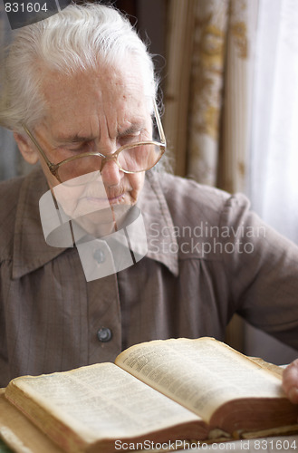 Image of senior woman reading