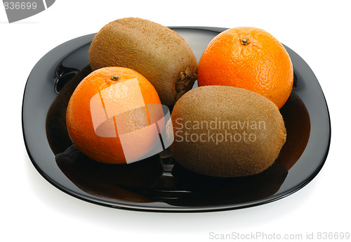 Image of Kiwi and mandarin on a black plate