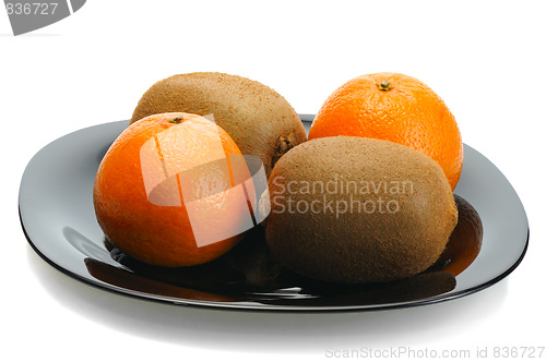 Image of Kiwi and mandarin on a black plate