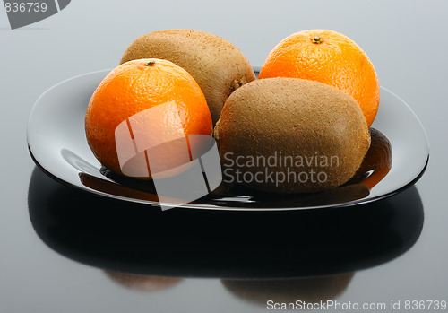Image of Kiwi and mandarin on a black plate