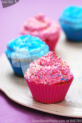 Image of freshly baked cupcakes 
