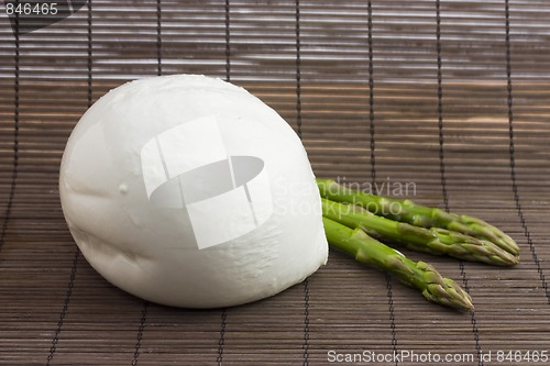 Image of mozzarella bufala and asparagus