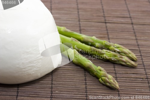 Image of mozzarella bufala and asparagus