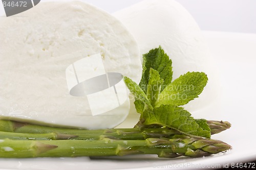 Image of mozzarella and asparagus