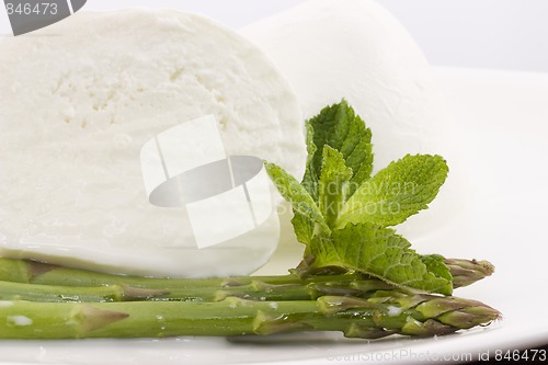 Image of mozzarella and asparagus