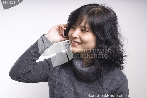 Image of businesswoman talking on the mobile phone