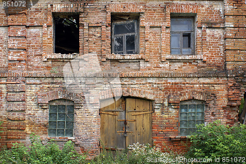 Image of Facade of the destroyed building