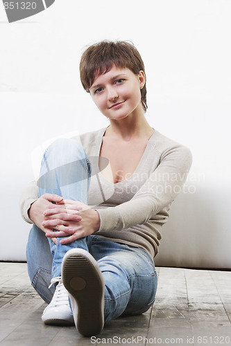 Image of Woman in casual sitting on floor