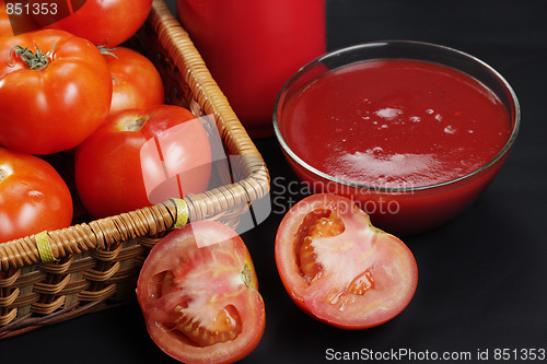 Image of Ketchup and sliced tomato