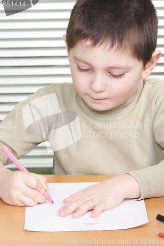 Image of Kid drawing with pink pencil