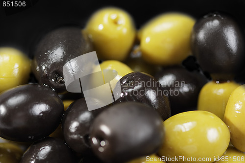 Image of Black and green olives in a bulk
