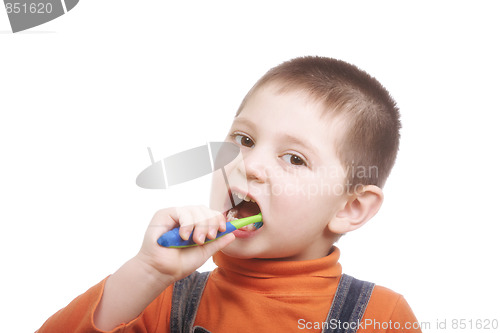 Image of Kid brushing teeth