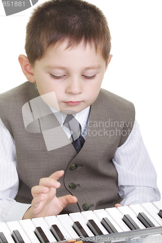 Image of Kid playing electric piano