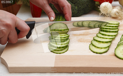 Image of Prepairing salad