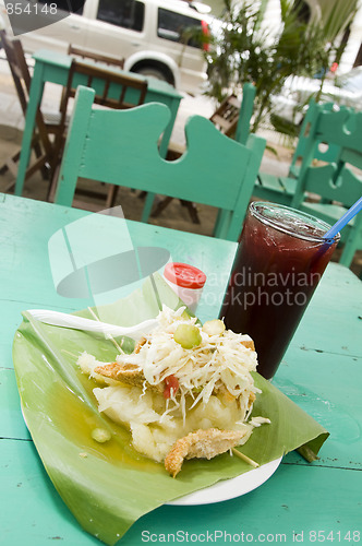 Image of plate of vigoron and fresh hibiscus juice granada nicaragua