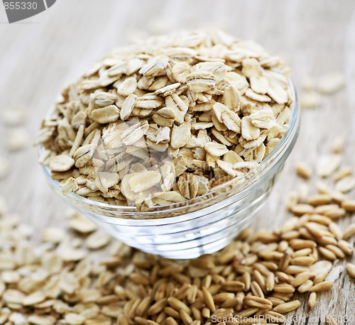 Image of Bowl of uncooked rolled oats