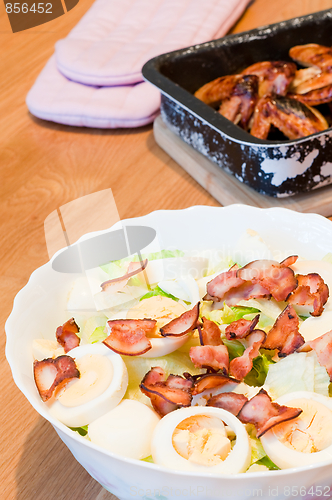 Image of Salad with egg and chicken