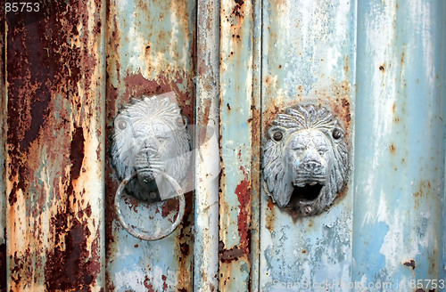 Image of Lion head gate