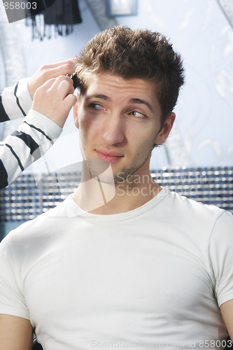 Image of Guy have haircut