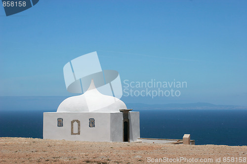 Image of white house face to sea