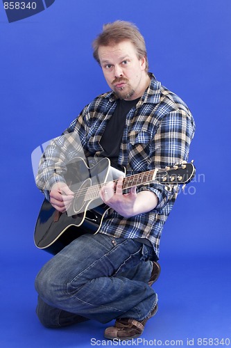 Image of Man plays air guitar