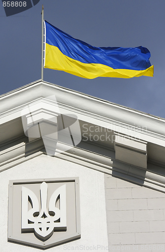 Image of Ukrainian flag waving on government building