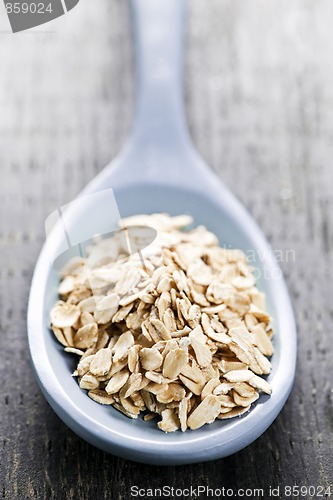 Image of Spoon of uncooked rolled oats