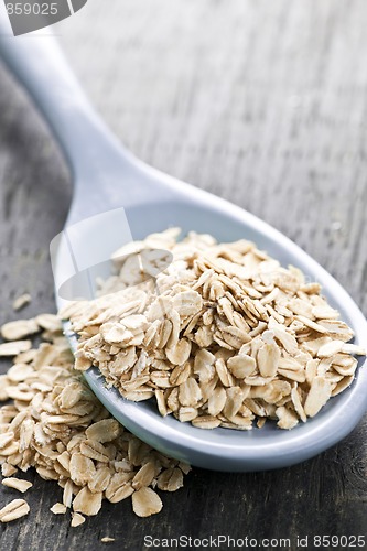 Image of Spoon of uncooked rolled oats