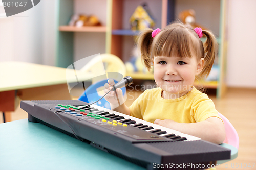 Image of Girl with electronic piano and microphone