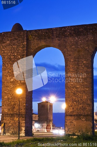 Image of Evora aqueduct by night