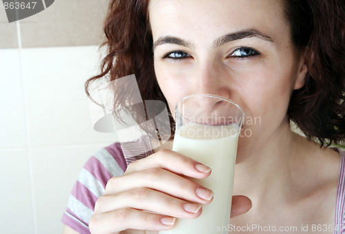 Image of Young people eating milk with cereals