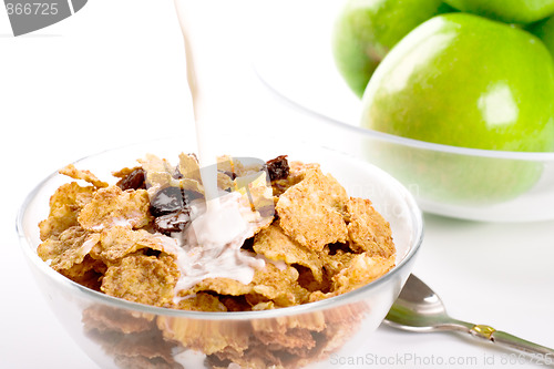 Image of cornflakes with milk and green apples