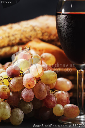 Image of Wine and bunch of grapes