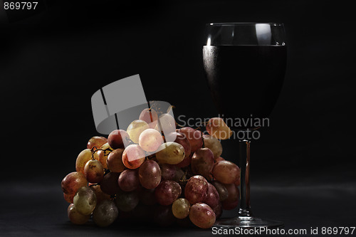 Image of Red wine and grapes