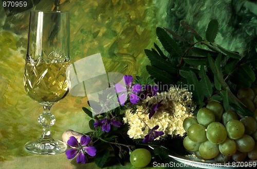 Image of A glass of white wine 