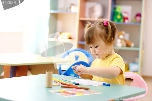 Image of Little girl draw with color markers