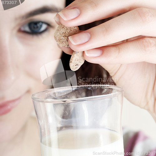 Image of Young people eating milk with cereals