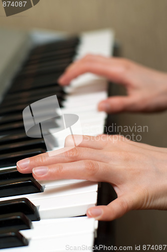 Image of hands playing the piano