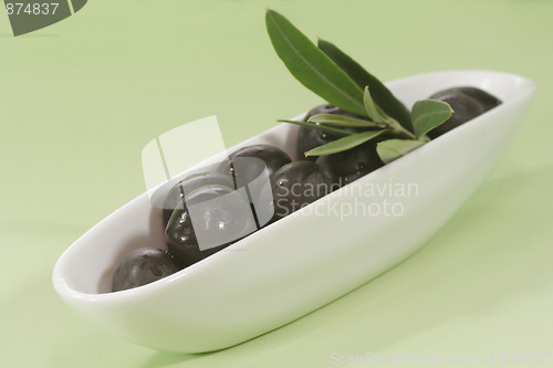 Image of Black olives with leaf