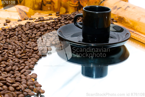 Image of coffeebeans and cup on mirror