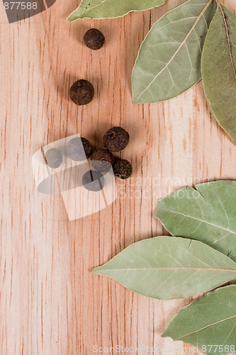 Image of aromatic pepper and bay leaves