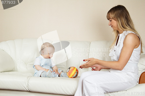 Image of baby plays with mum