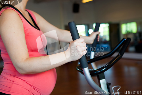 Image of Pregnant woman doing cardiovascular exercise